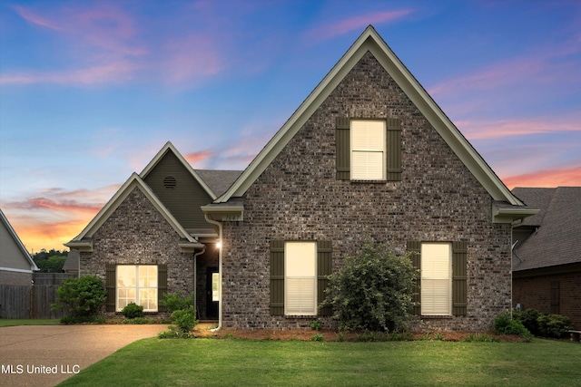 view of front facade with a yard