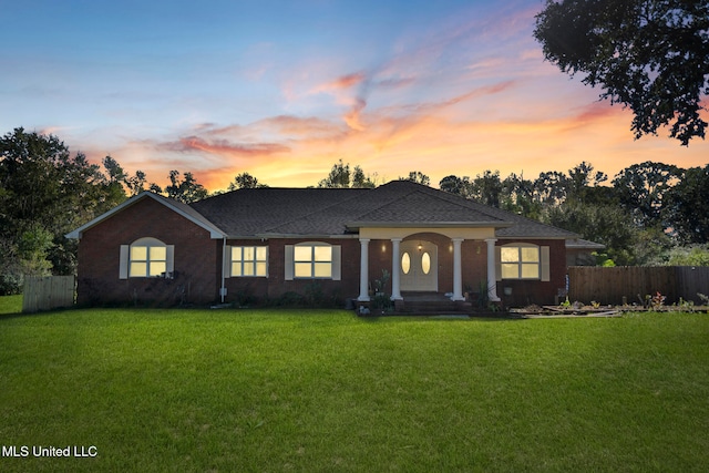 view of front of house featuring a lawn