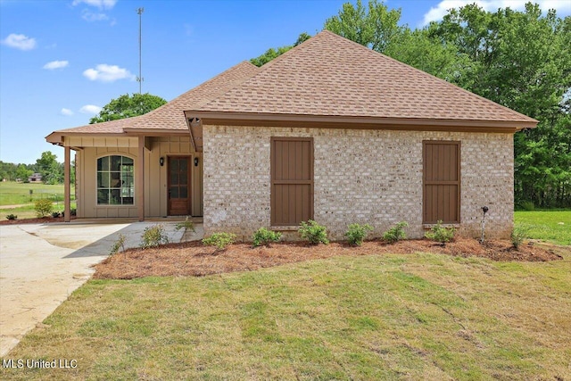 view of front of property with a front yard