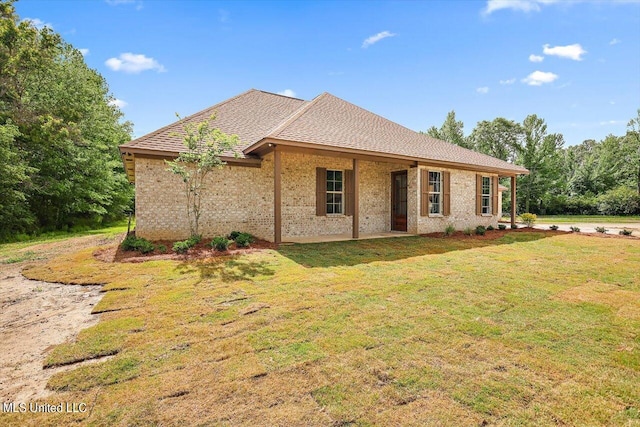 back of house featuring a yard