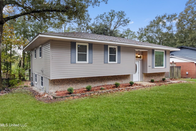 view of front facade with a front yard