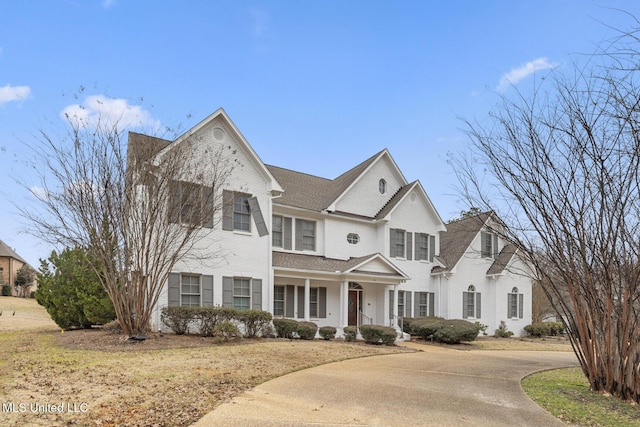 view of front of property featuring a front lawn