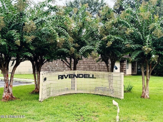 community sign with a yard