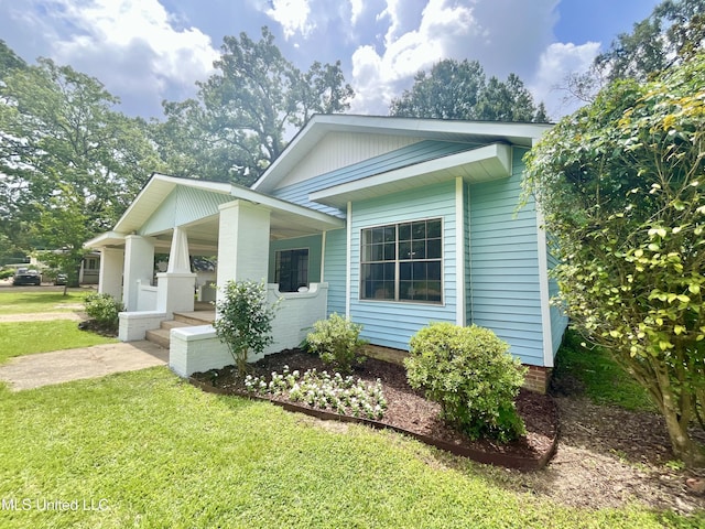 708 Lee Ave, Crystal Springs, MS 39059 - view of front facade with a porch and a front lawn