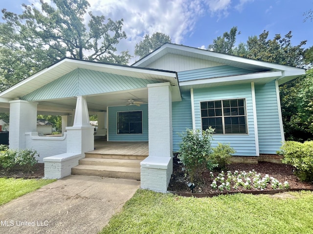 708 Lee Ave, Crystal Springs, MS 39059 - view of front facade featuring a porch and a ceiling fan