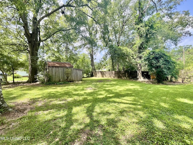 708 Lee Ave, Crystal Springs, MS 39059 - view of yard featuring an outdoor structure
