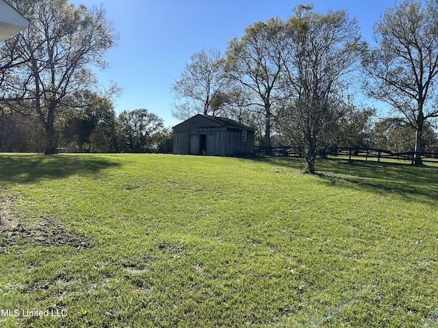 view of yard featuring an outbuilding