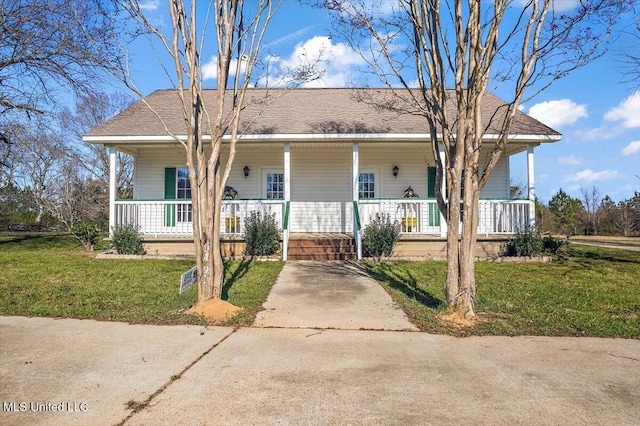 view of front facade featuring a front lawn