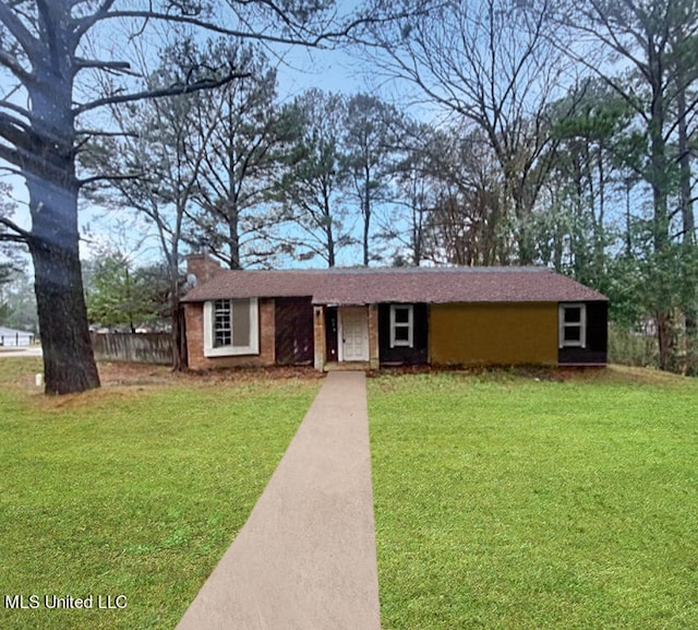 view of front of home featuring a front yard