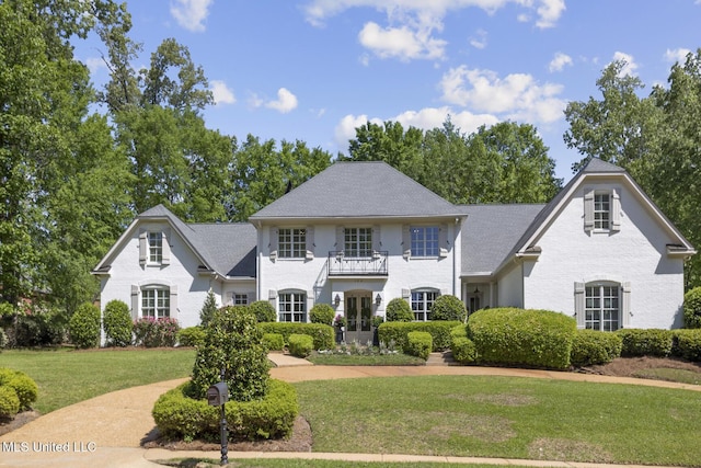 view of front facade with a front yard