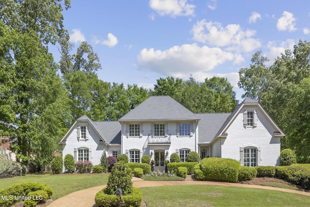 view of front of property featuring a front yard