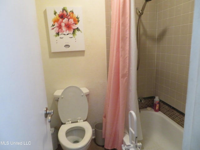 full bathroom featuring shower / bathtub combination with curtain and toilet