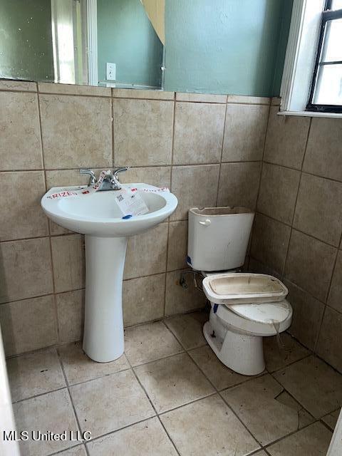 3916 Oakhill Dr, Jackson, MS 39206 - bathroom with tile walls and tile patterned flooring