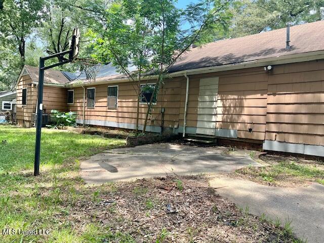 3916 Oakhill Dr, Jackson, MS 39206 - view of property exterior featuring a lawn