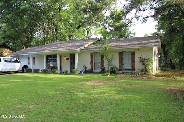 710 Benning Rd, Jackson, MS 39206 - single story home featuring brick siding, a front yard, a porch, and a shingled roof