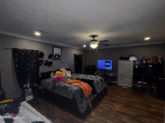 710 Benning Rd, Jackson, MS 39206 - bedroom with wood finished floors, crown molding, a textured ceiling, a ceiling fan, and recessed lighting
