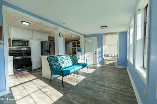 sunroom featuring a wall mounted AC