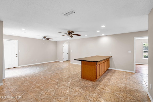 kitchen featuring visible vents, baseboards, recessed lighting, a peninsula, and a ceiling fan