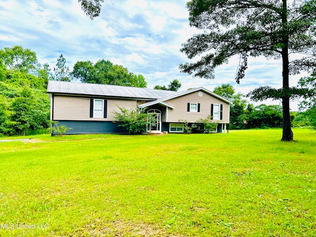 view of front of home featuring a front yard