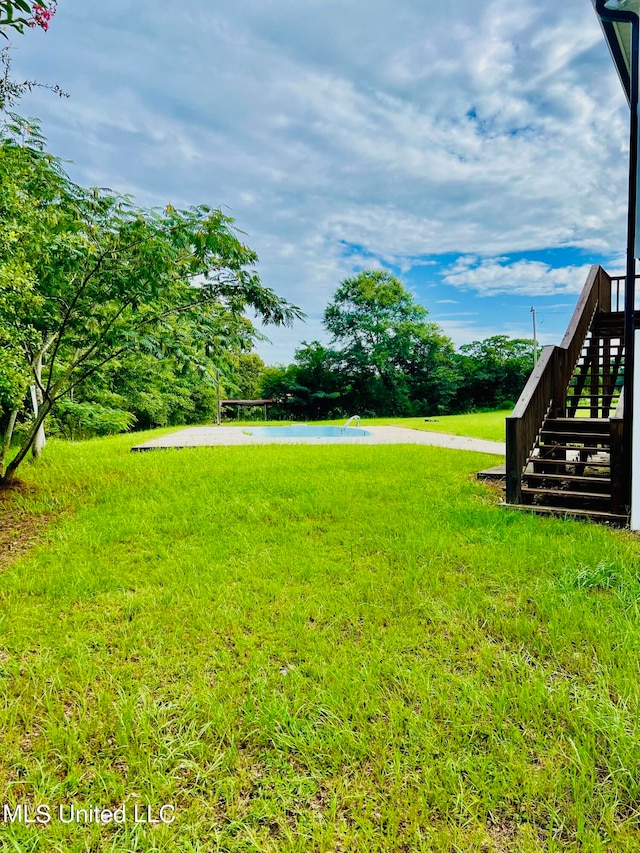 view of yard featuring a water view