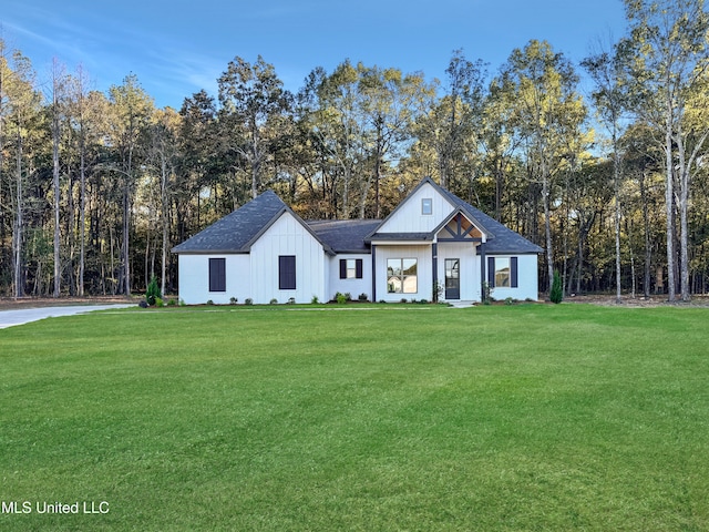 modern farmhouse featuring a front yard