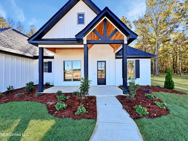 modern farmhouse featuring a front lawn