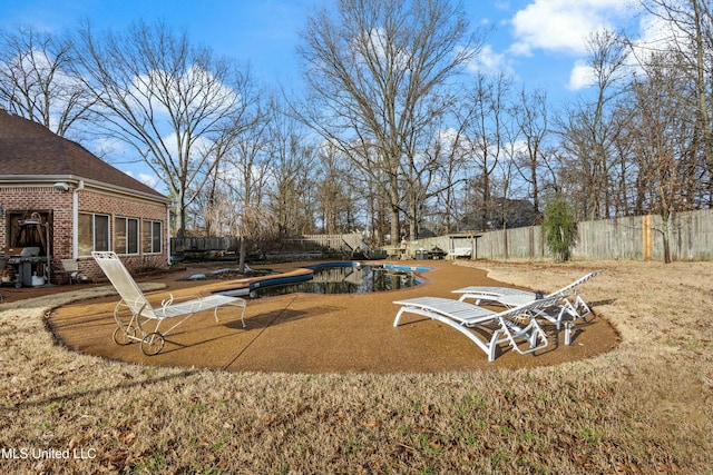 view of yard featuring a covered pool