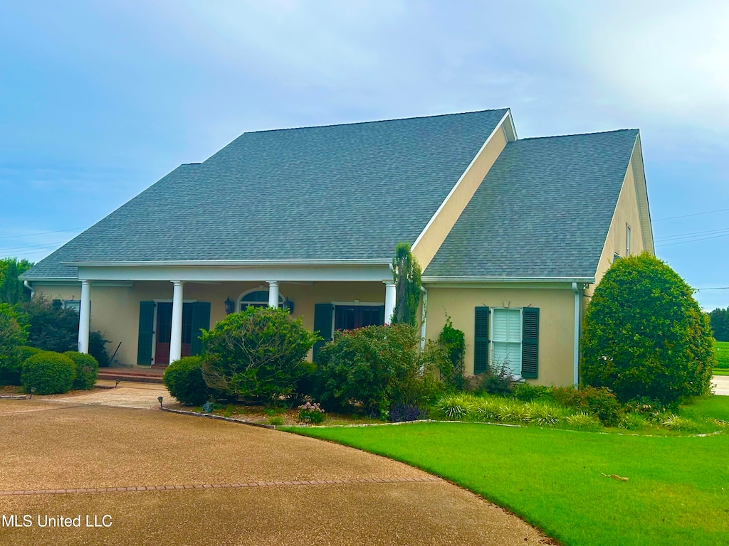 view of front of property with a front yard