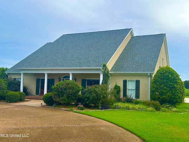 1308 Robert E Lee Dr, Greenwood, MS 38930 - view of front of house with roof with shingles, stucco siding, a front yard, and a porch