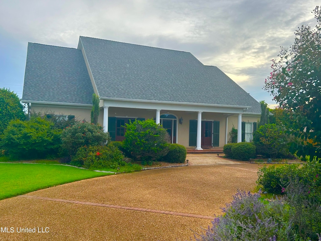 view of front of property featuring a front yard and covered porch