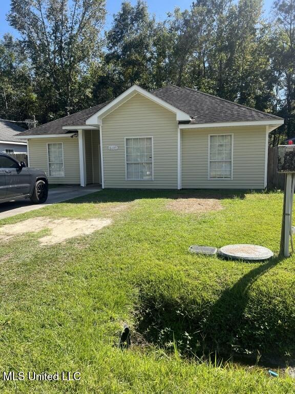 6087 W Desoto St, Bay Saint Louis, MS 39520 - ranch-style house featuring a front yard
