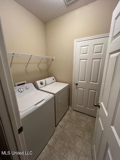 211 Fairway Trace Dr, Hernando, MS 38632 - washroom featuring washer and clothes dryer and a textured ceiling