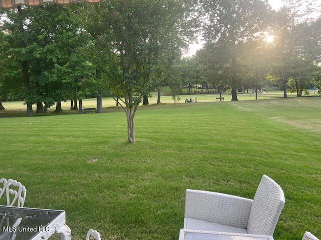 211 Fairway Trace Dr, Hernando, MS 38632 - surrounding community featuring a yard
