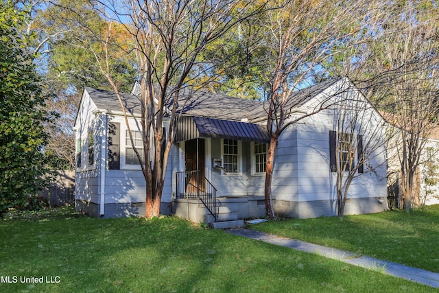 view of front of property featuring a front yard