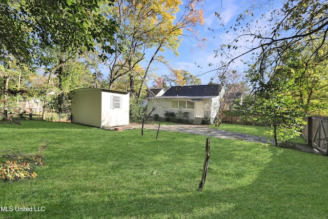 view of yard with a storage unit