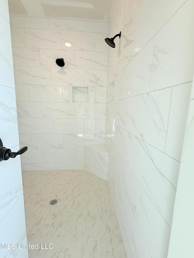 bathroom featuring tiled shower