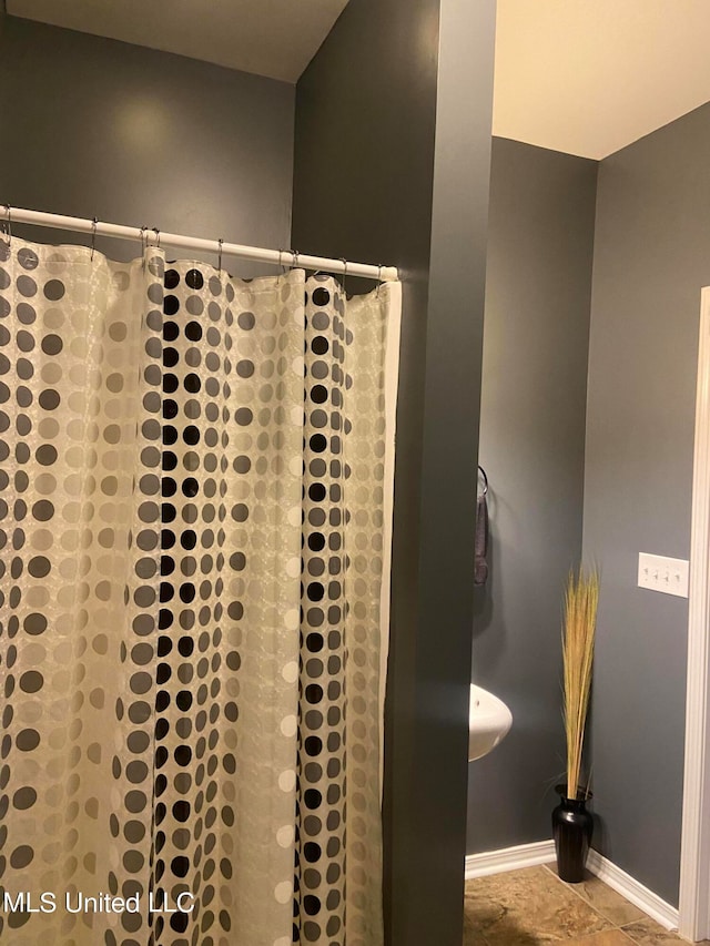 bathroom featuring a shower with curtain