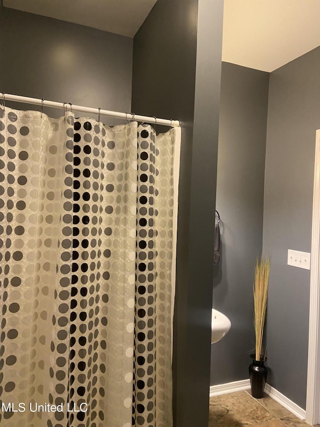 6301 W Wimbledon Cv, Ocean Springs, MS 39564 - full bath featuring baseboards and a shower with curtain