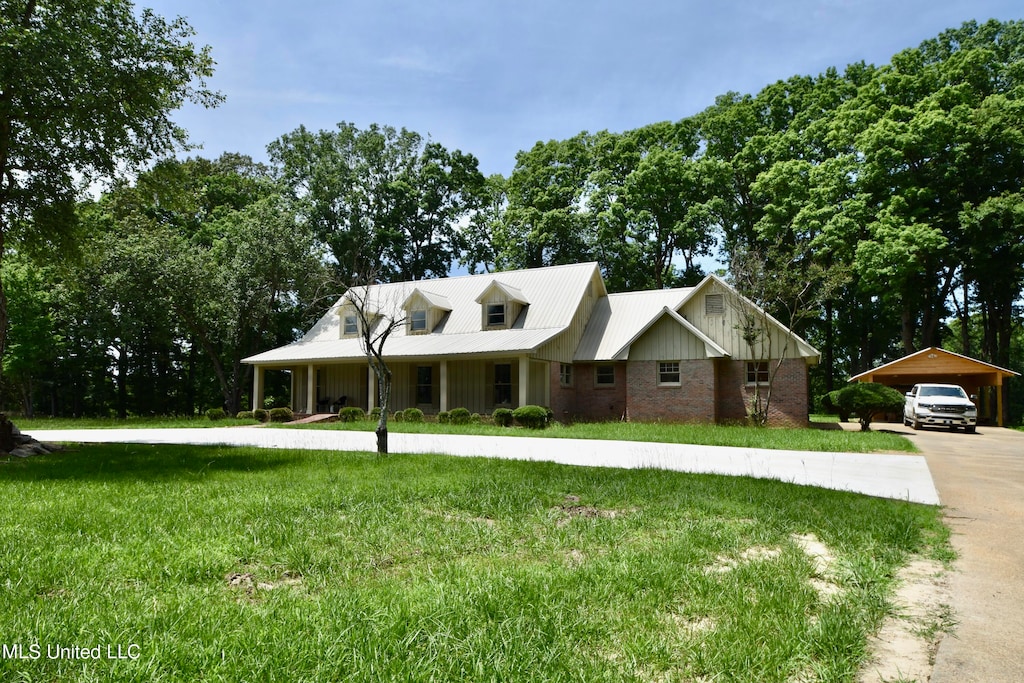 view of front of property with a front yard