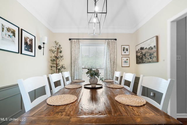 dining area with ornamental molding