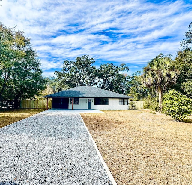 single story home with a front lawn