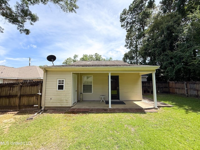 999 Hamakua St, Diamondhead, MS 39525 - back of property featuring a fenced backyard and a patio