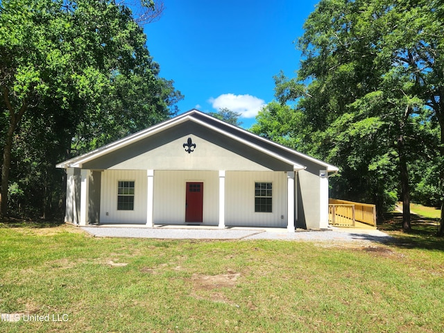 view of front of property with a front yard