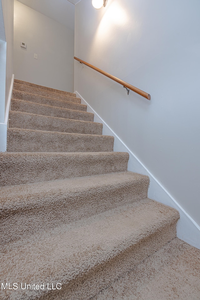 828 Briarwood Dr, Jackson, MS 39211 - view of stairway