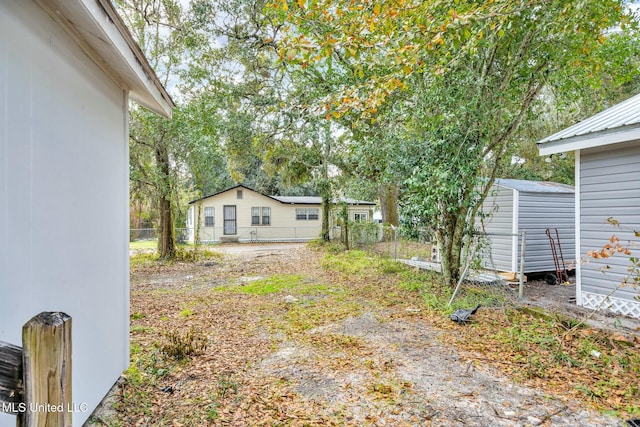 view of yard featuring a shed