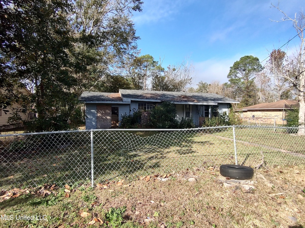 view of front of home featuring a front yard