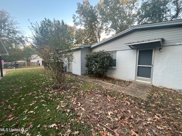 view of side of property featuring a lawn