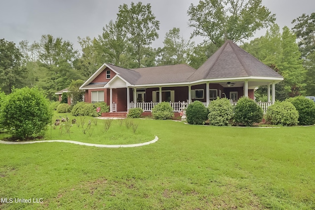 view of front facade with a ceiling fan, covered porch, and a front yard