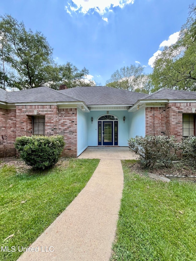 view of front of house featuring a front yard