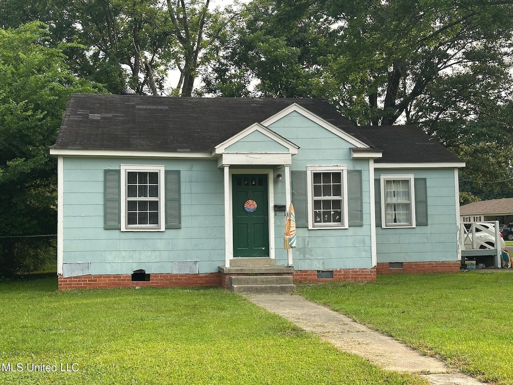 800 Deering St, Cleveland, MS 38732 - bungalow-style home with crawl space and entry steps